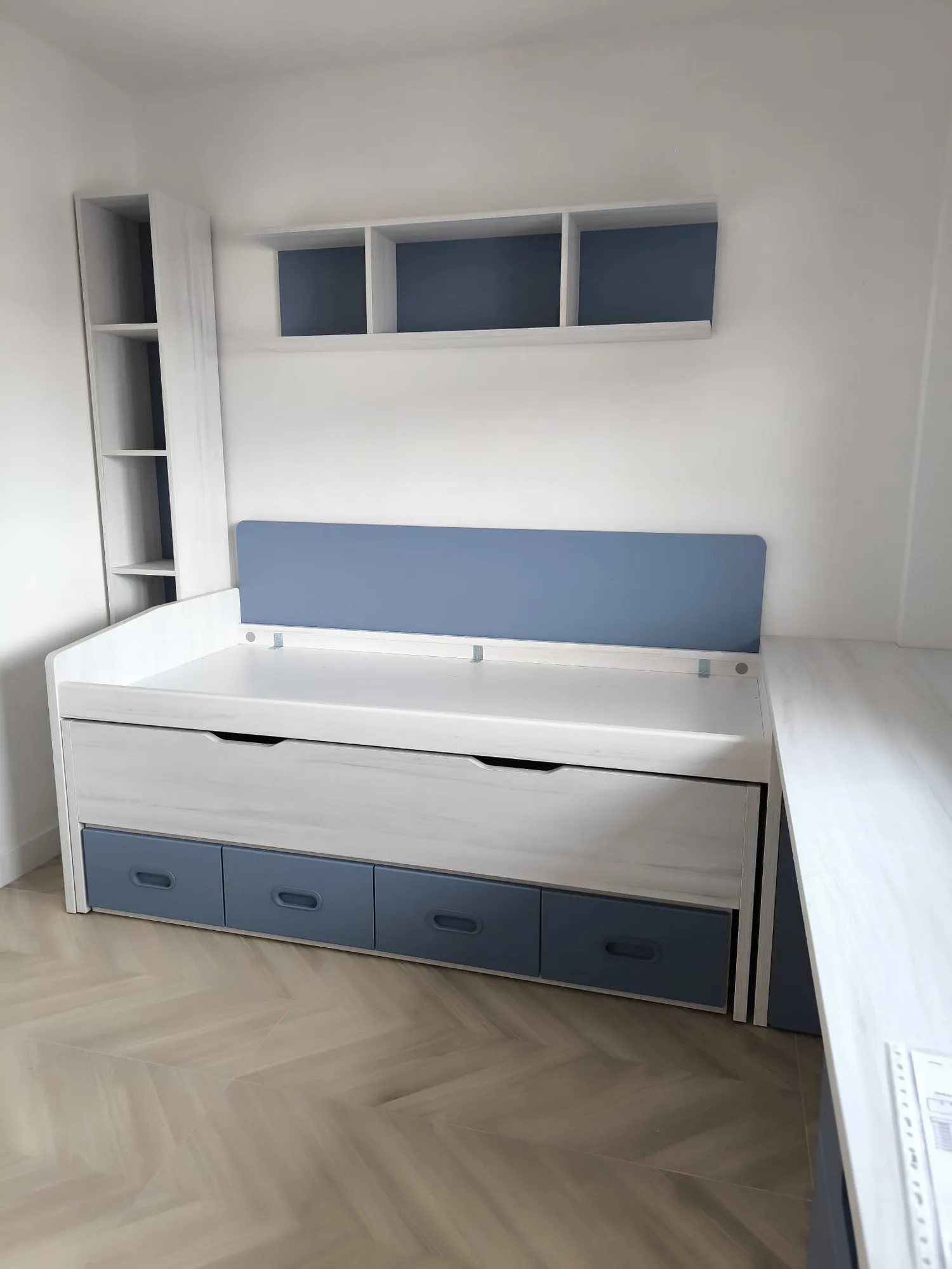 Dormitorio juvenil con cama nido, estantes y escritorio montados