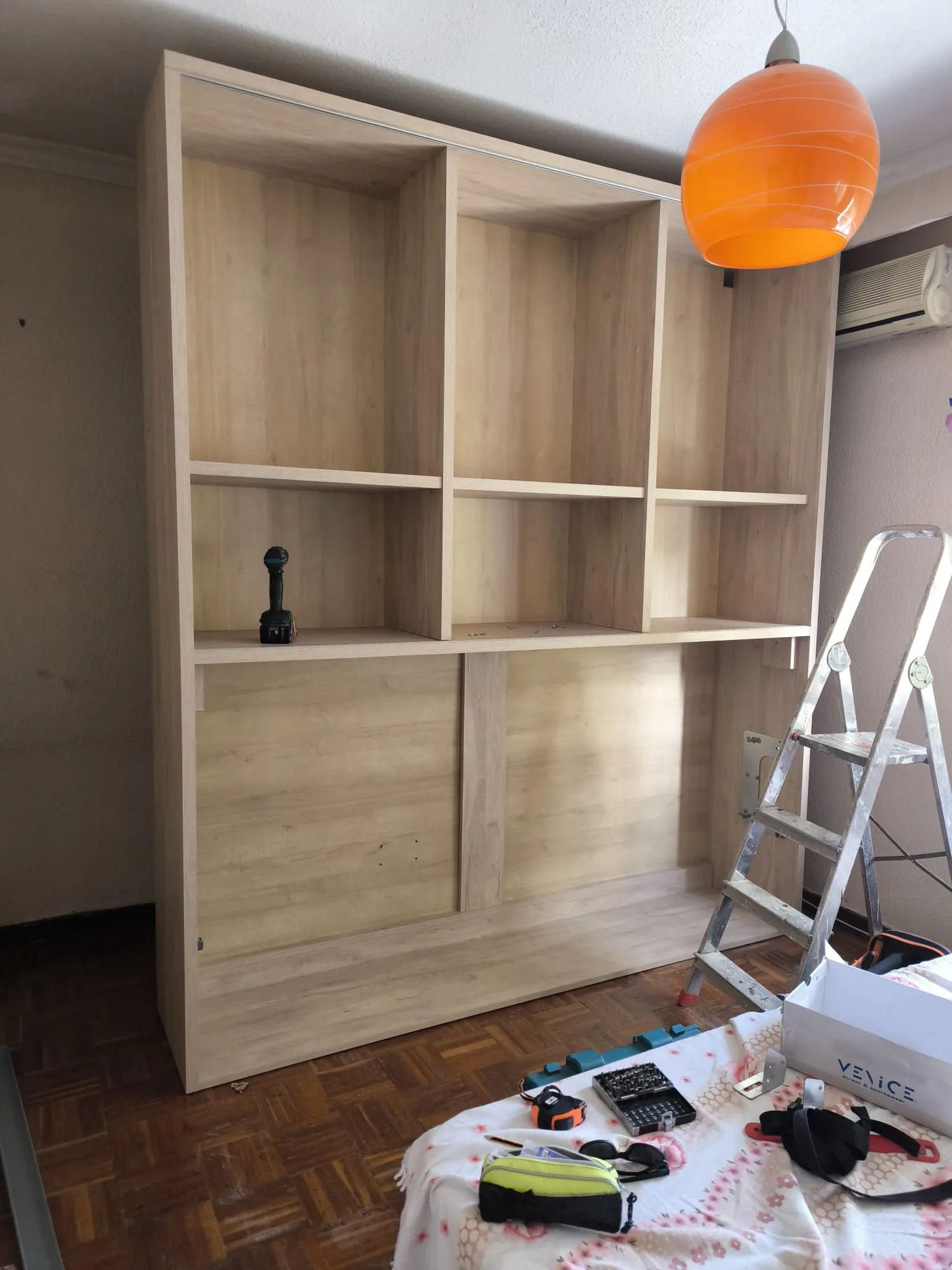 Librería de salón durante el montaje, con la escalera y la herramienta
