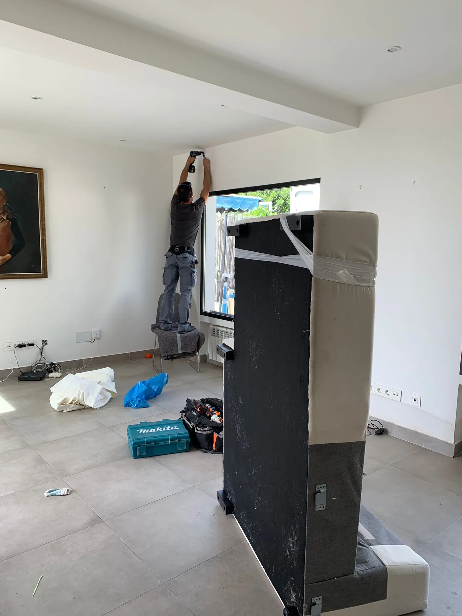 Mueble grande protegido con mantas durante una mudanza